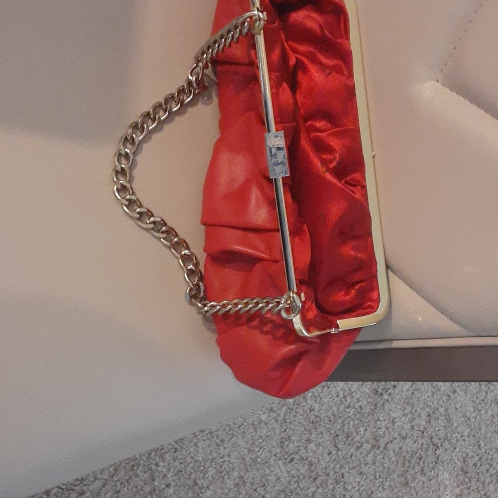 Clutch. - Picture 4 of 7